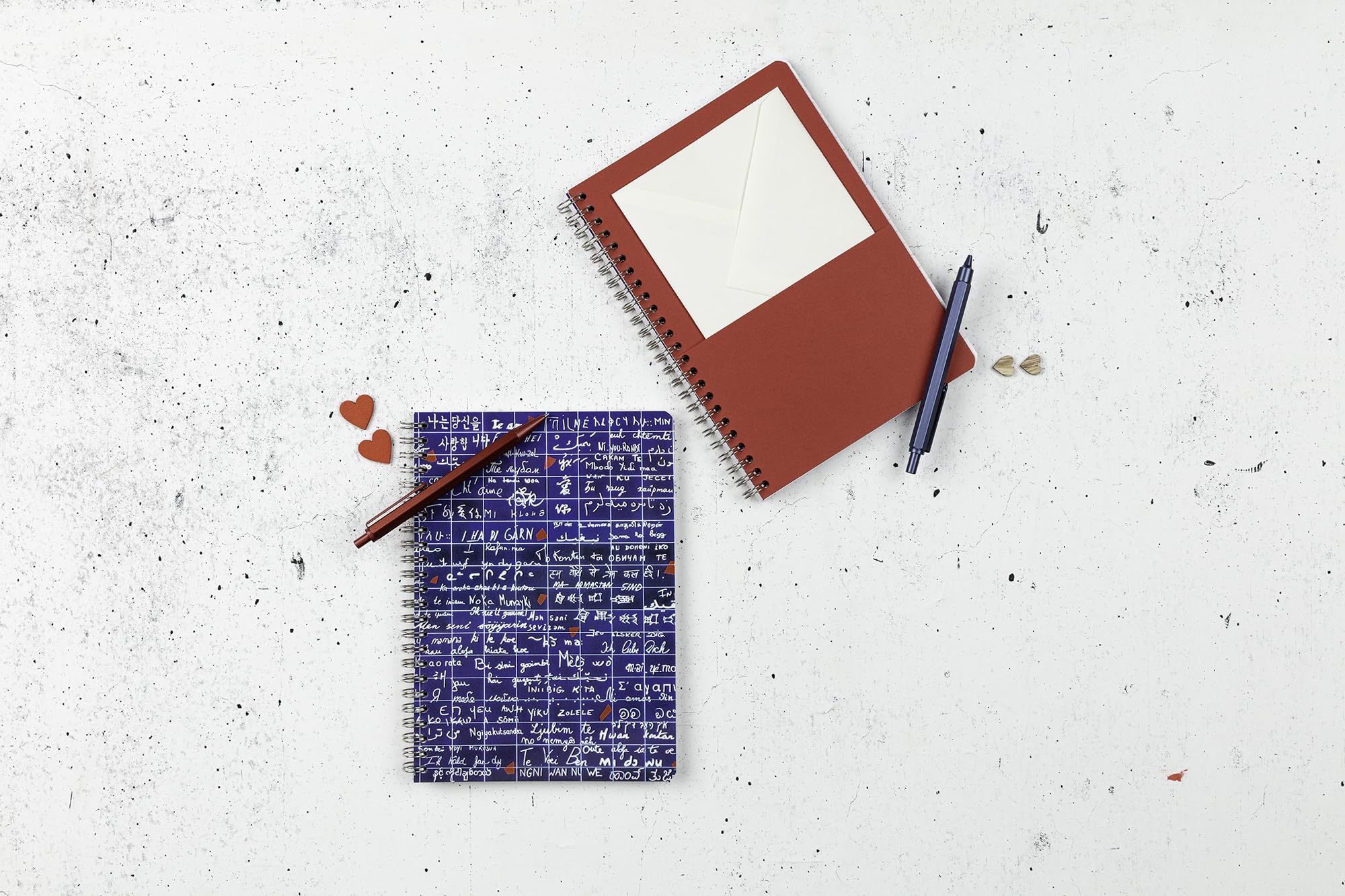clairefontaine-back-to-basics-carnet-spirale-a5-mur-des-je-t-aime-lign image 6