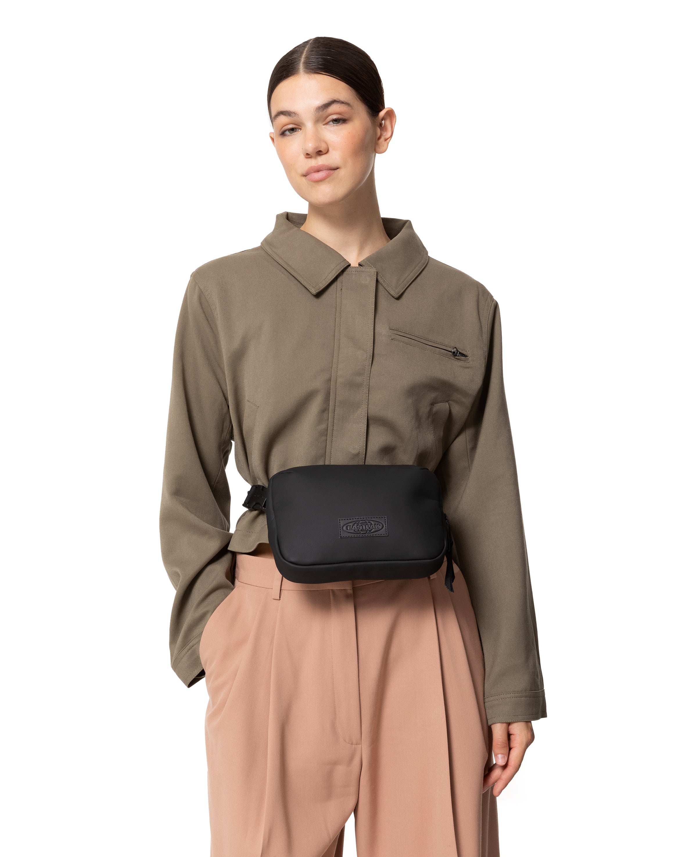 eastpak-arjan-sac-bandouli-re-noir-matte-black-d-perlant image 8