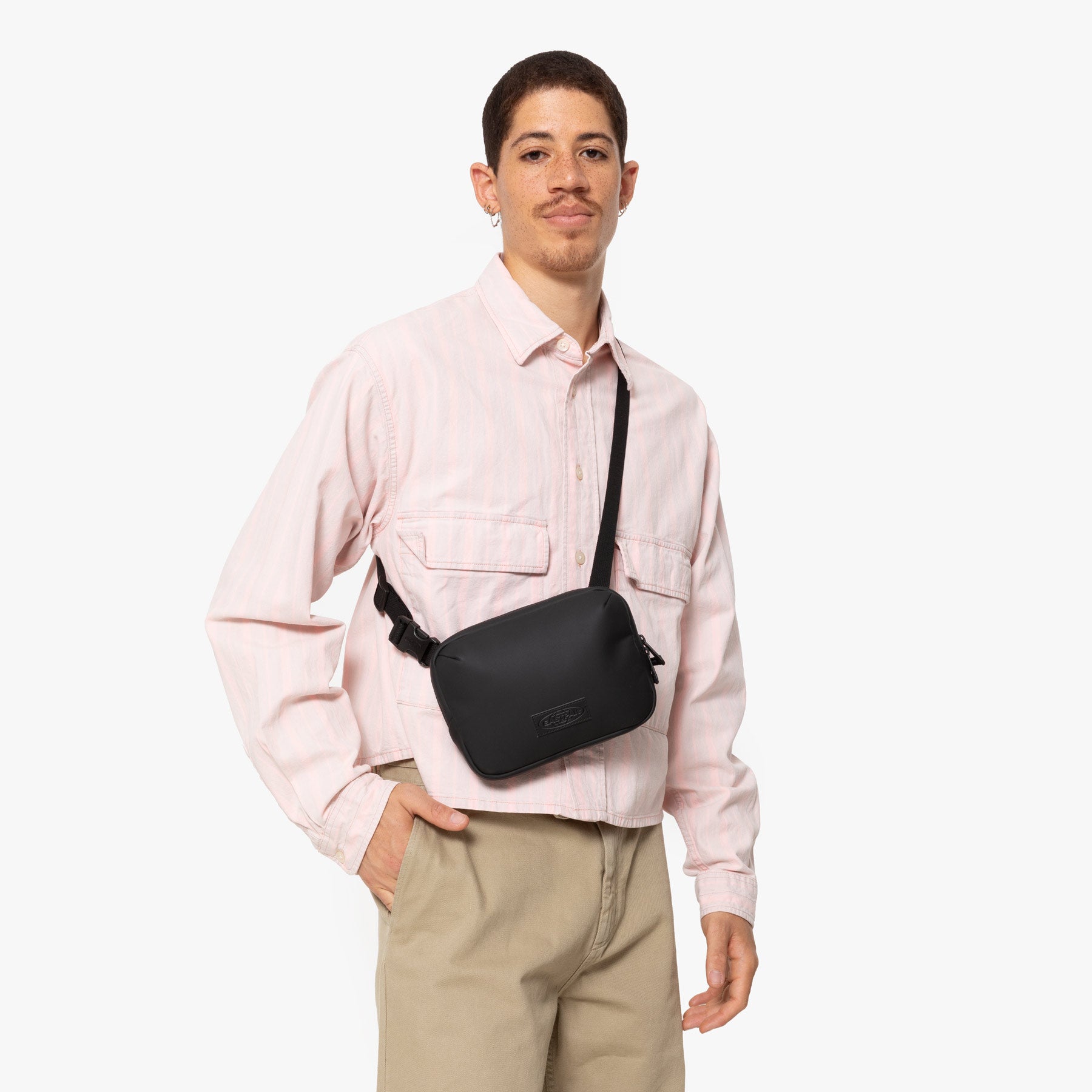 eastpak-arjan-sac-bandouli-re-noir-matte-black-d-perlant image 5