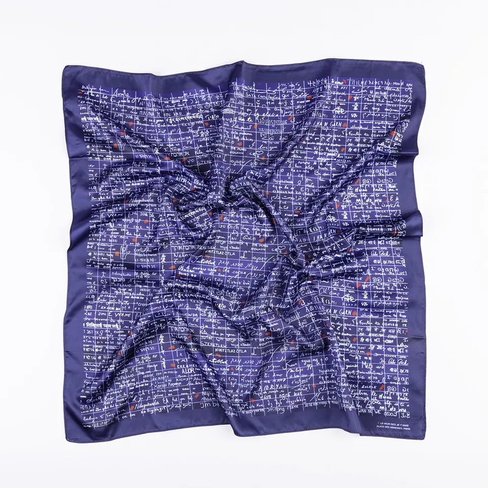 clairefontaine-flying-spirit-foulard-mur-des-je-t-aime-70x70-cm image 1