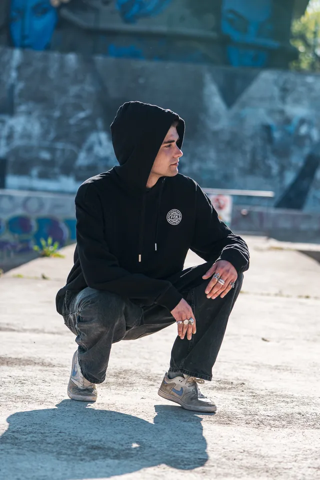 fise-pulls-sweats-sweat-fws-black-sweat-noir-poche-kangourou image 1