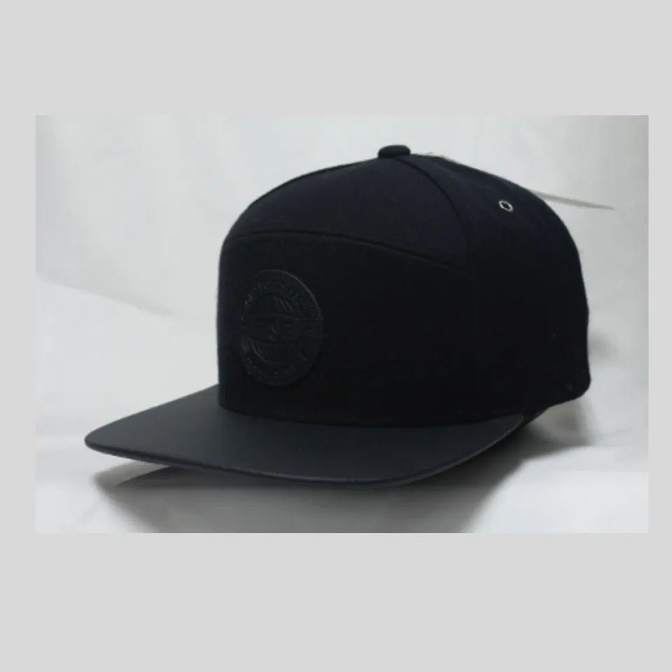 fise-patch-cuir-casquette-noire-patch-cuir image 1