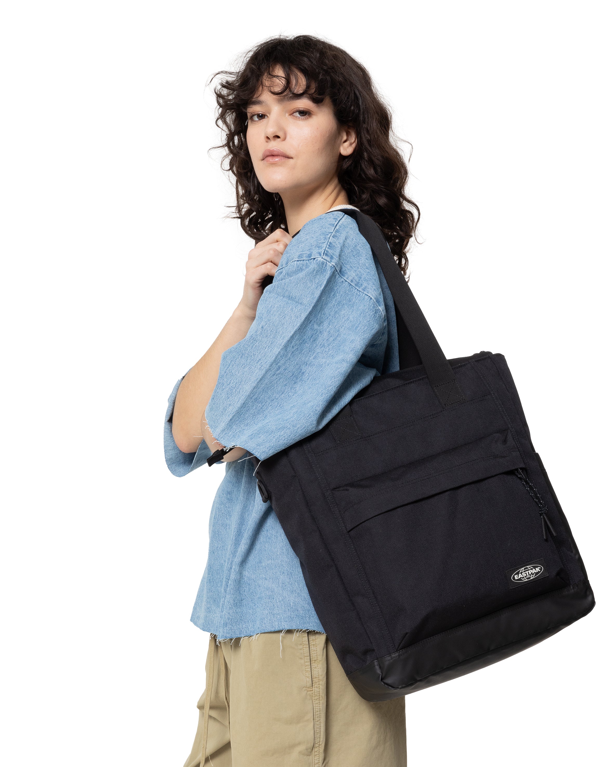 eastpak-icon-travel-tote-sac-cabas-on-black-16-pouces image 2