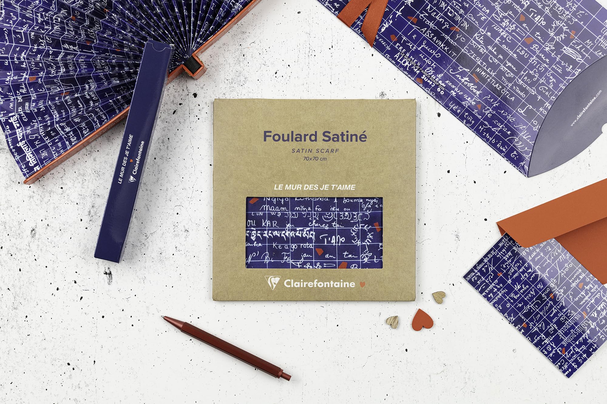 clairefontaine-flying-spirit-foulard-mur-des-je-t-aime-70x70-cm image 6