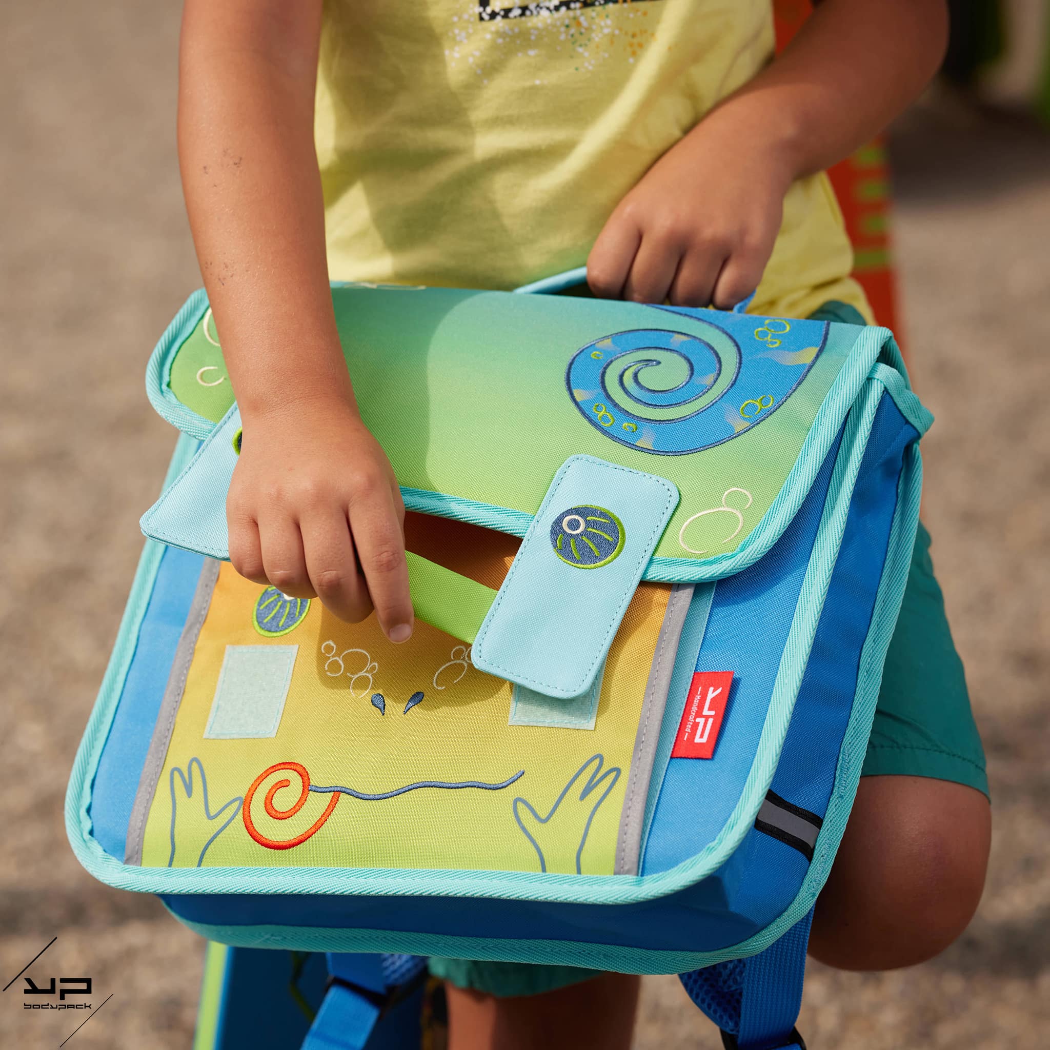 bodypack-maternelle-cartable-32-cm-recycl-cam-l-on-bleu-gar-on image 2