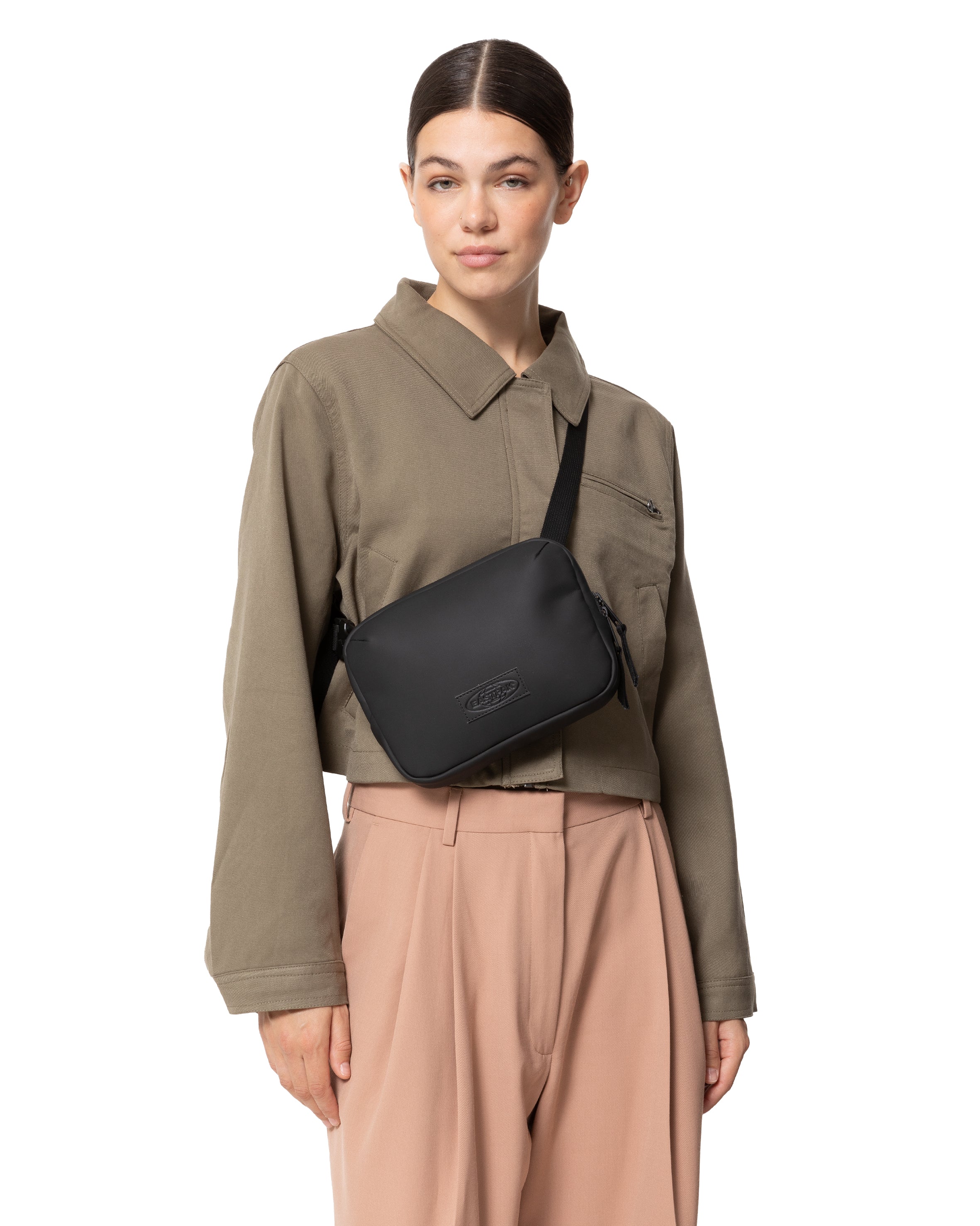 eastpak-arjan-sac-bandouli-re-noir-matte-black-d-perlant image 2