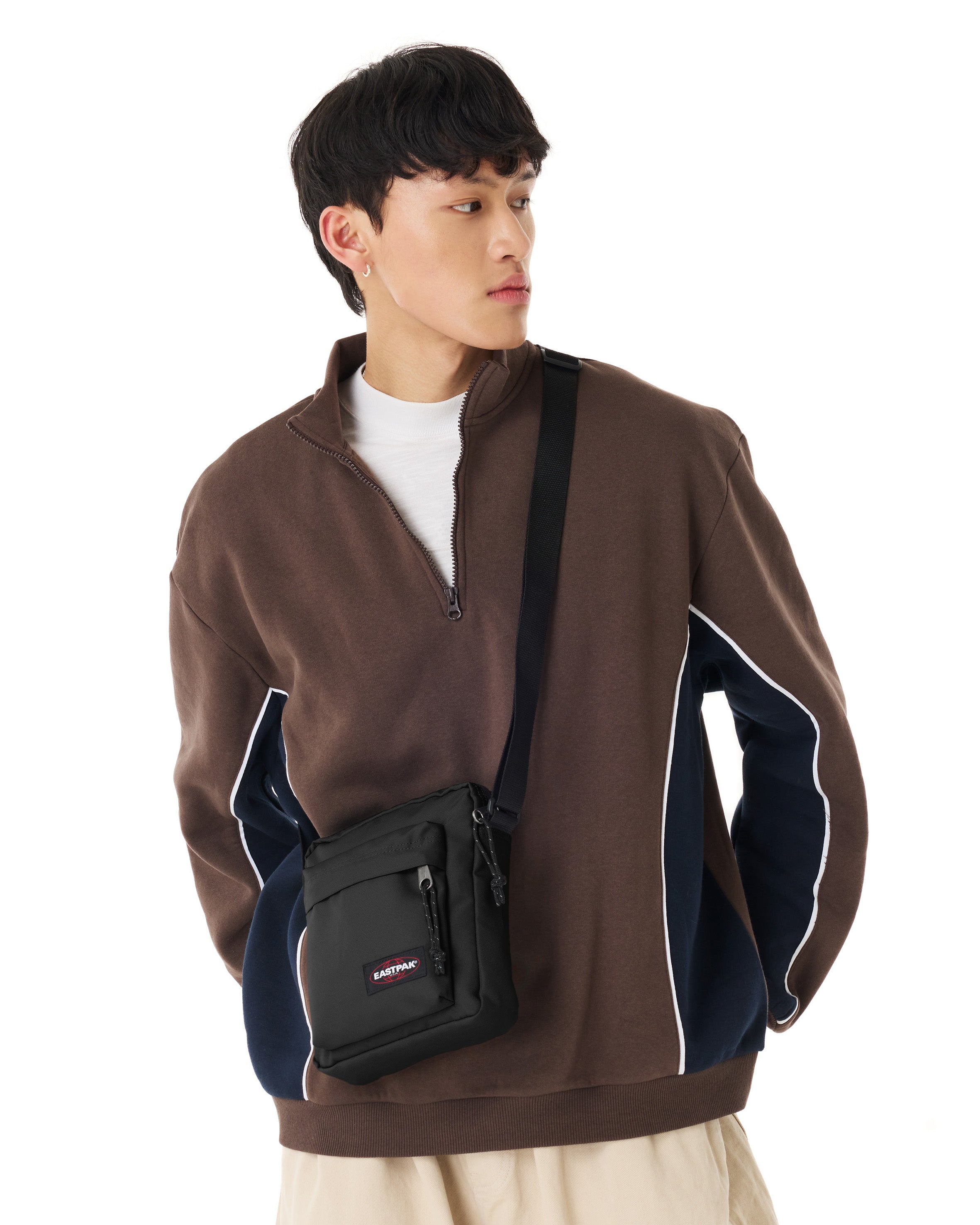 eastpak-arcade-mini-sac-bandouli-re-noir-petit-d-perlant image 4