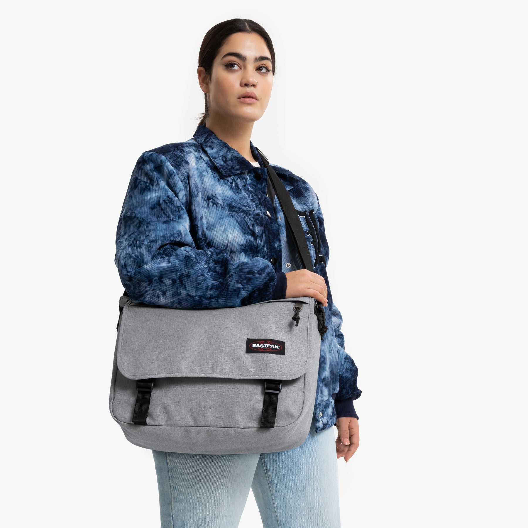 eastpak-delegate-sac-bandouli-re-17-pouces-sunday-grey-moyen image 2
