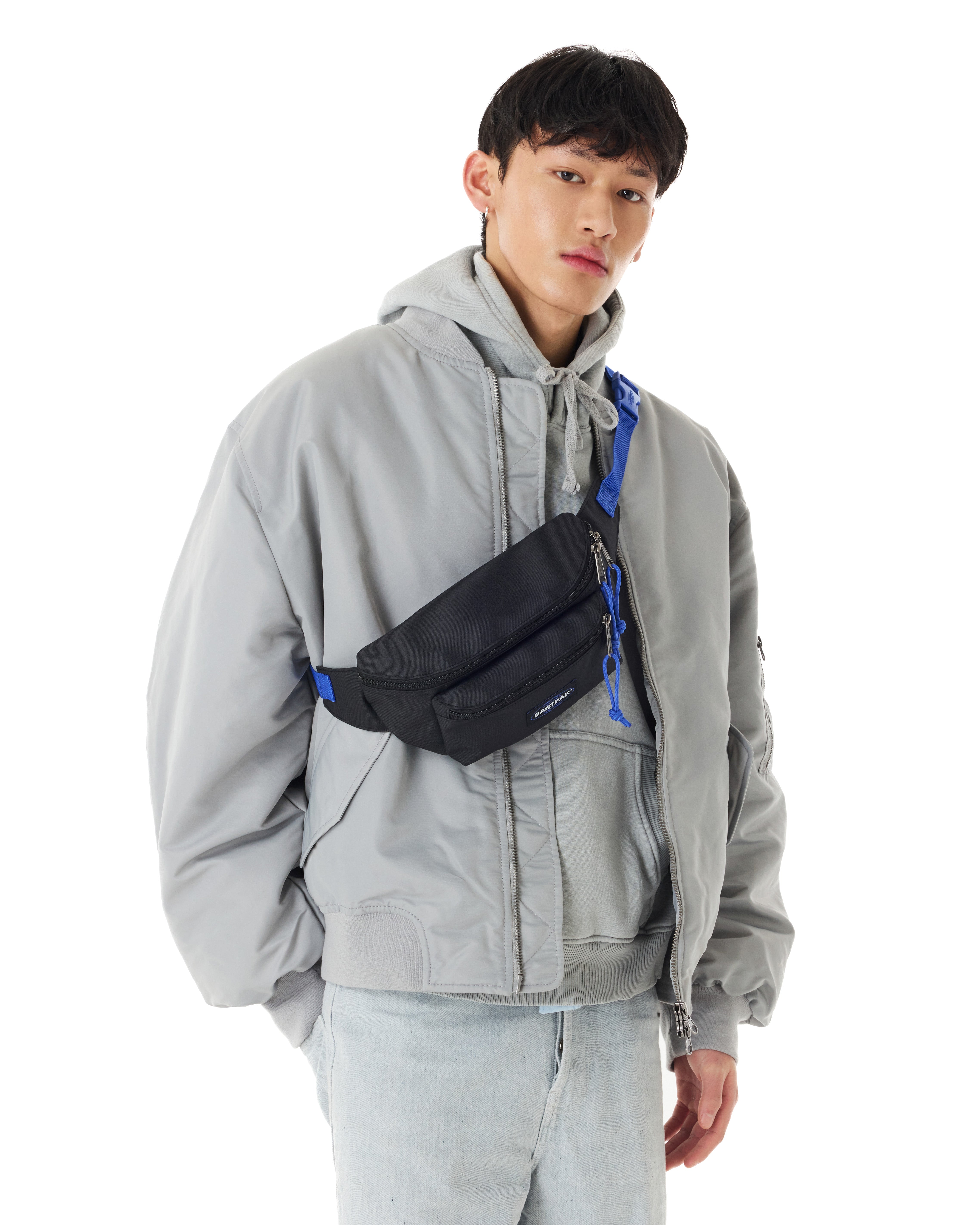 eastpak-doggy-bag-sac-banane-kontrastblacblu-moyen-zippe image 4