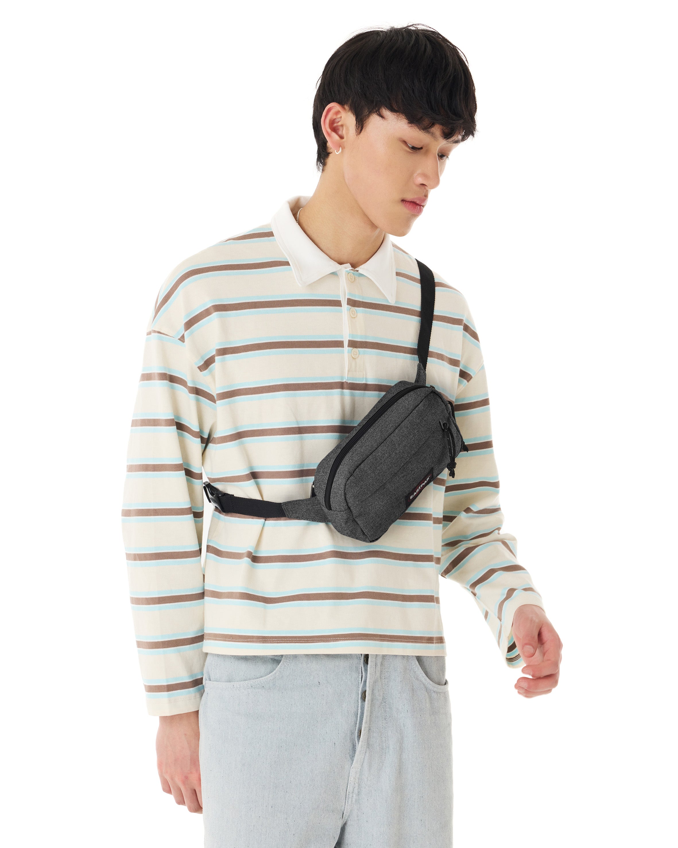 eastpak-bouncer-sac-banane-petit-black-denim-zipp image 5