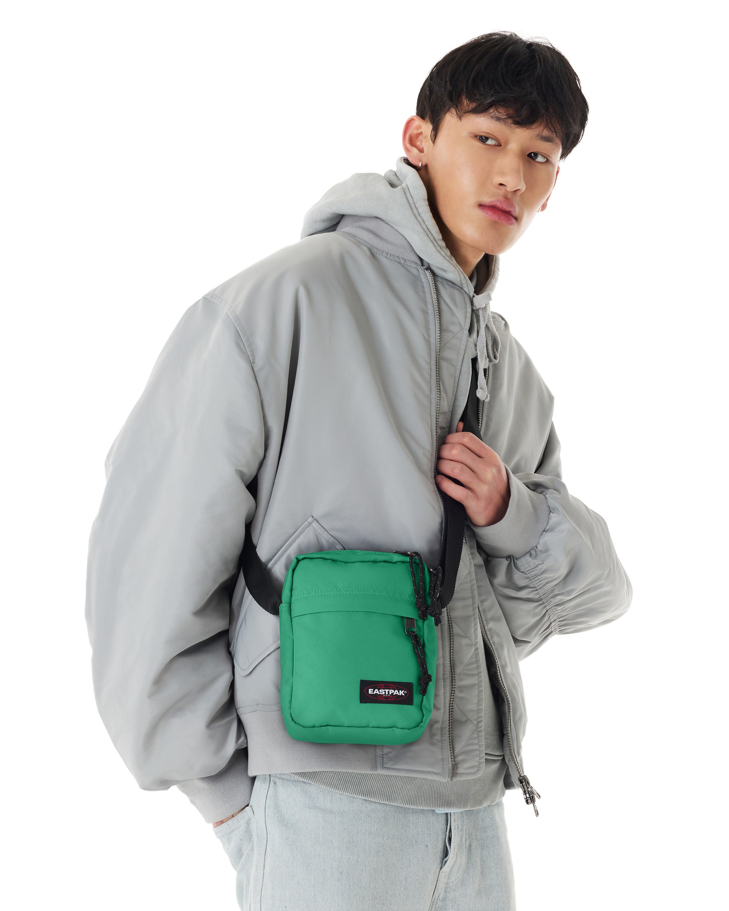eastpak-the-one-sac-bandouli-re-petit-shamrock-green-d-perlant image 4