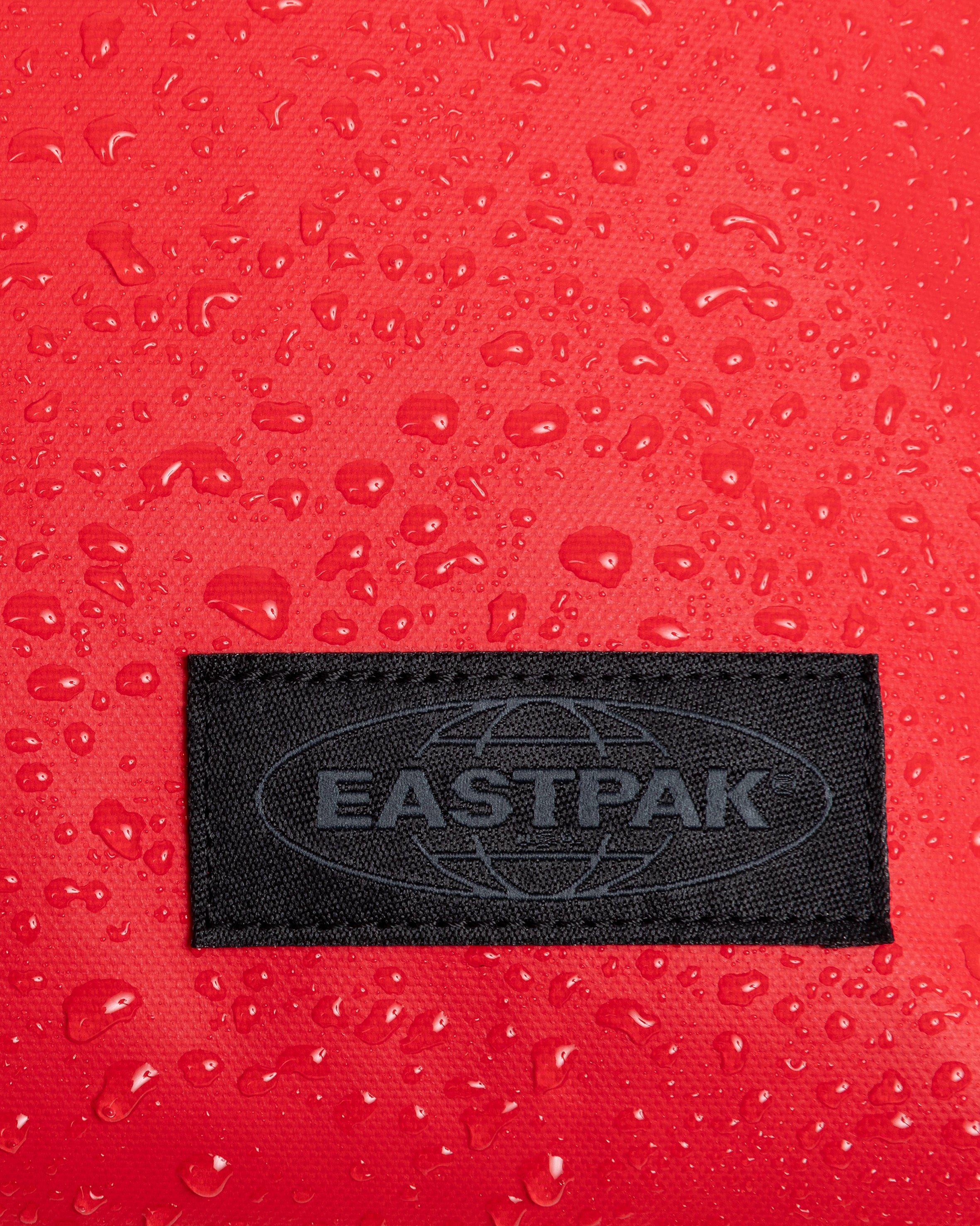 eastpak-duffel-pack-m-sac-sport-tarp-red-convertible image 7