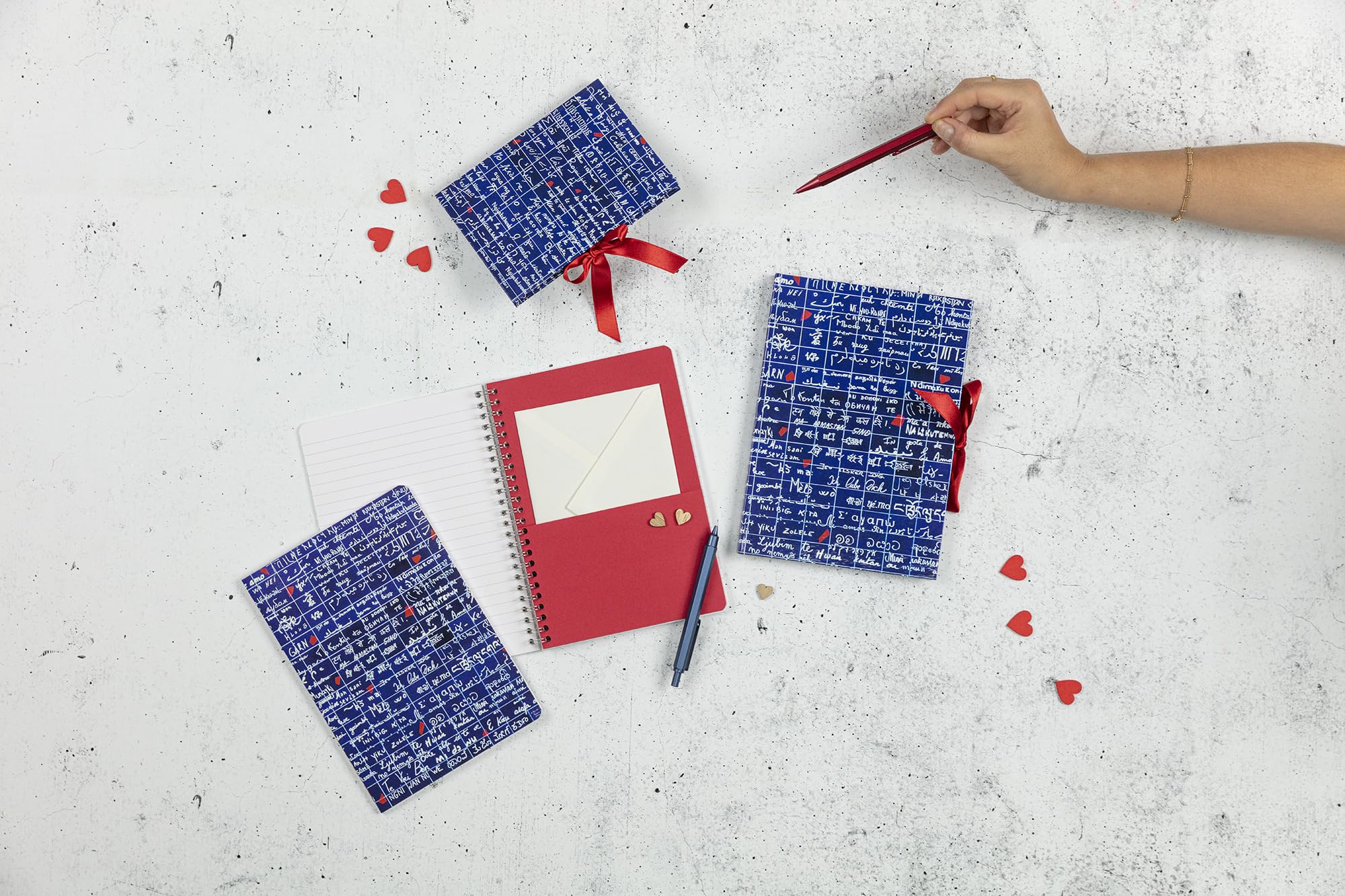 clairefontaine-back-to-basics-carnet-spirale-a5-mur-des-je-t-aime-lign image 7
